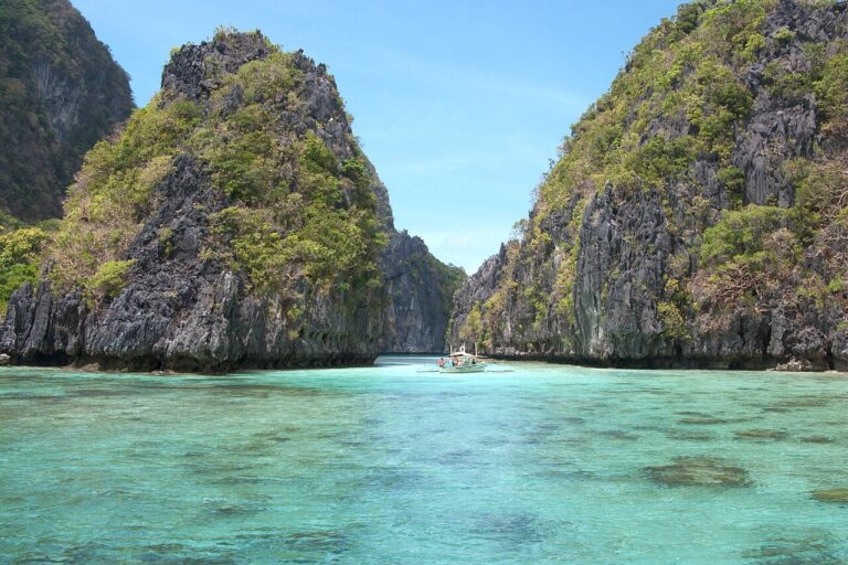 Island_lagoon_in_Bacuit_Bay_El_Nido_Palawan_Philippines - Inspiring travel guide